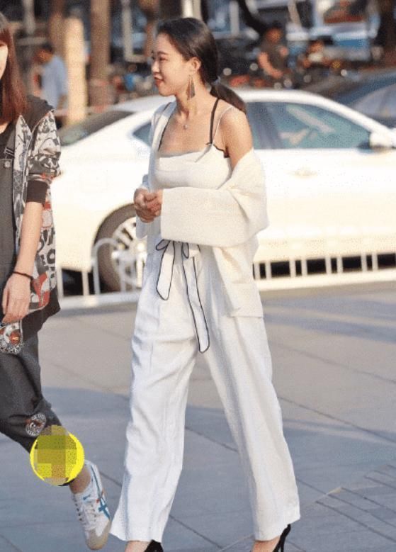 小姐姐一身职业套装亮相,吸引了众多男同事的目光