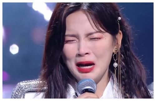 楊迪|楊超越玩游戲大哭，楊迪輸了被人抬起，綜藝節目的底線何在？