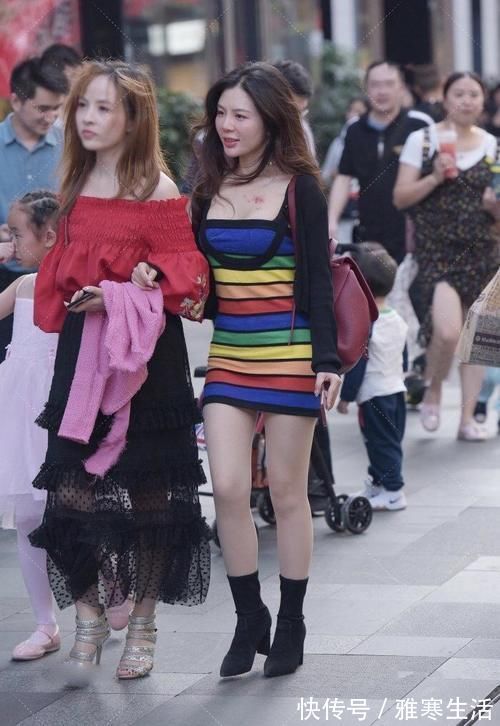 连衣裙 连衣裙彰显有层次的穿搭,清凉却搭配了个“靴子”这也算时尚?