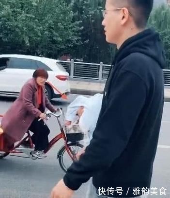 淡定|“淡定奶爸”抱娃姿势走红,路过的大妈眼神亮了:这是亲生的?