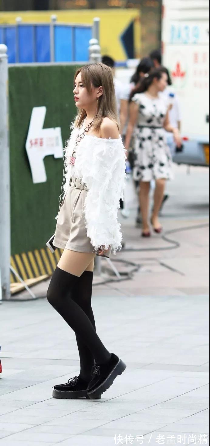 美丽的人 街拍:美丽的人一过来就很吸引人性感俏丽的美女姐姐