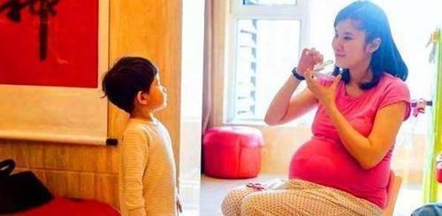 爸爸姓“鸡”,坚持不让3胞胎随自己姓,媳妇取名护士听了都说好