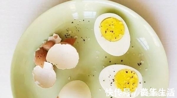 煮鸡蛋时,别再加水了,只需一张纸,鸡蛋2分钟出锅,口感好特香