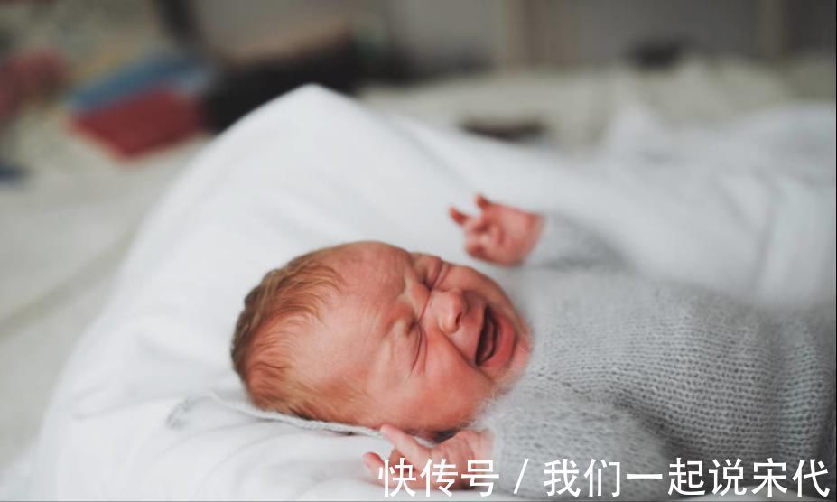 羊水|为什么宝宝喜欢抱着到处走,停下来就大哭?背后原因竟这么暖心