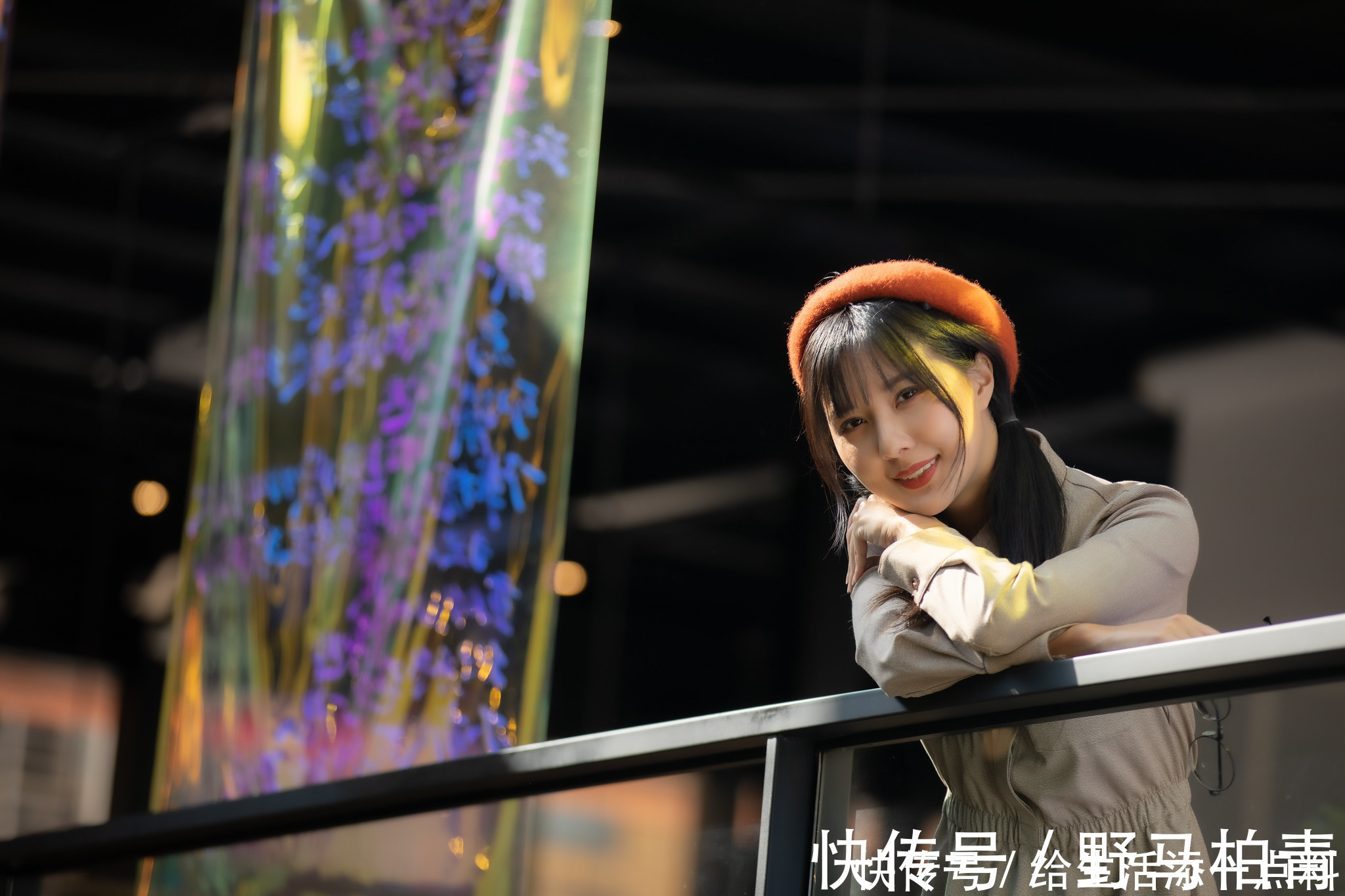 小帽|靓丽美女陈郁晴时尚风衣写真,搭配一款圆顶小帽还有那么一点俏皮