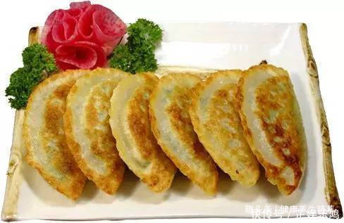 爱吃韭菜的收藏了,韭菜盒子皮薄馅大,外酥里嫩做法也很简单