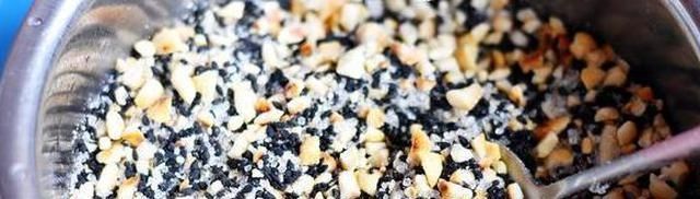 糖三角是一种传统小吃,包上自己喜欢吃的馅料,早餐就吃它