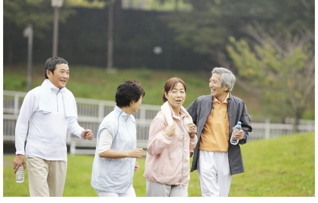 骨密度|60岁老人骨头硬朗，骨科医生：3物是骨骼“加固剂”，别吝啬