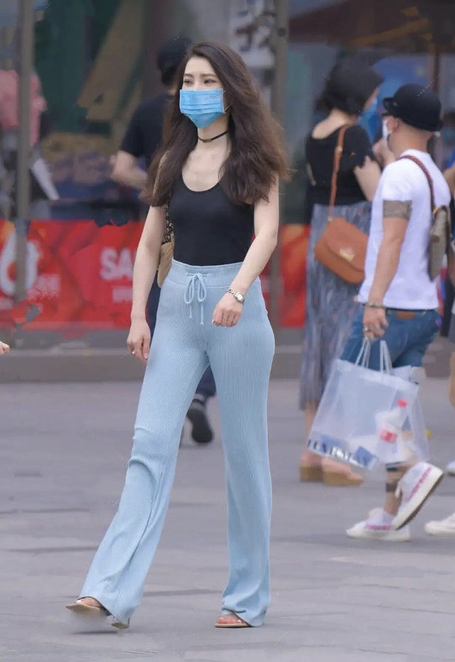 若你有“小粗腿”，别急着穿打底裤，这样搭配反而有奇效！