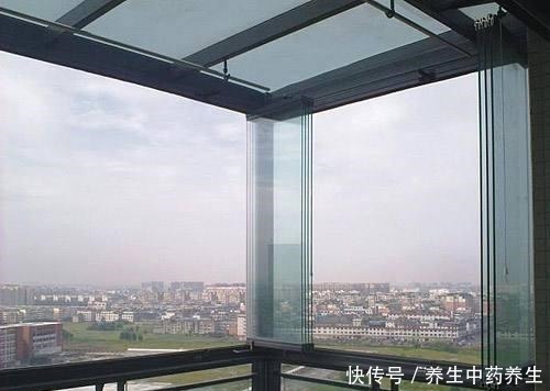 阳台上|封阳台不要傻傻用铝合金窗了，聪明人更爱装这种代替，后悔才发现！
