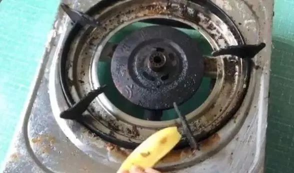 教你不用一滴水,1年没擦的灶台,两三下焕然一新,省时又省力