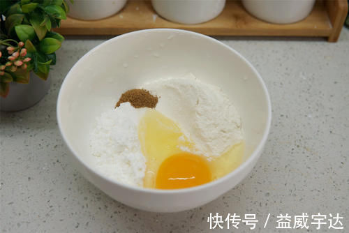炸鱼时，挂糊用面粉还是淀粉？都不对，记住挂糊的方法，酥香鲜嫩