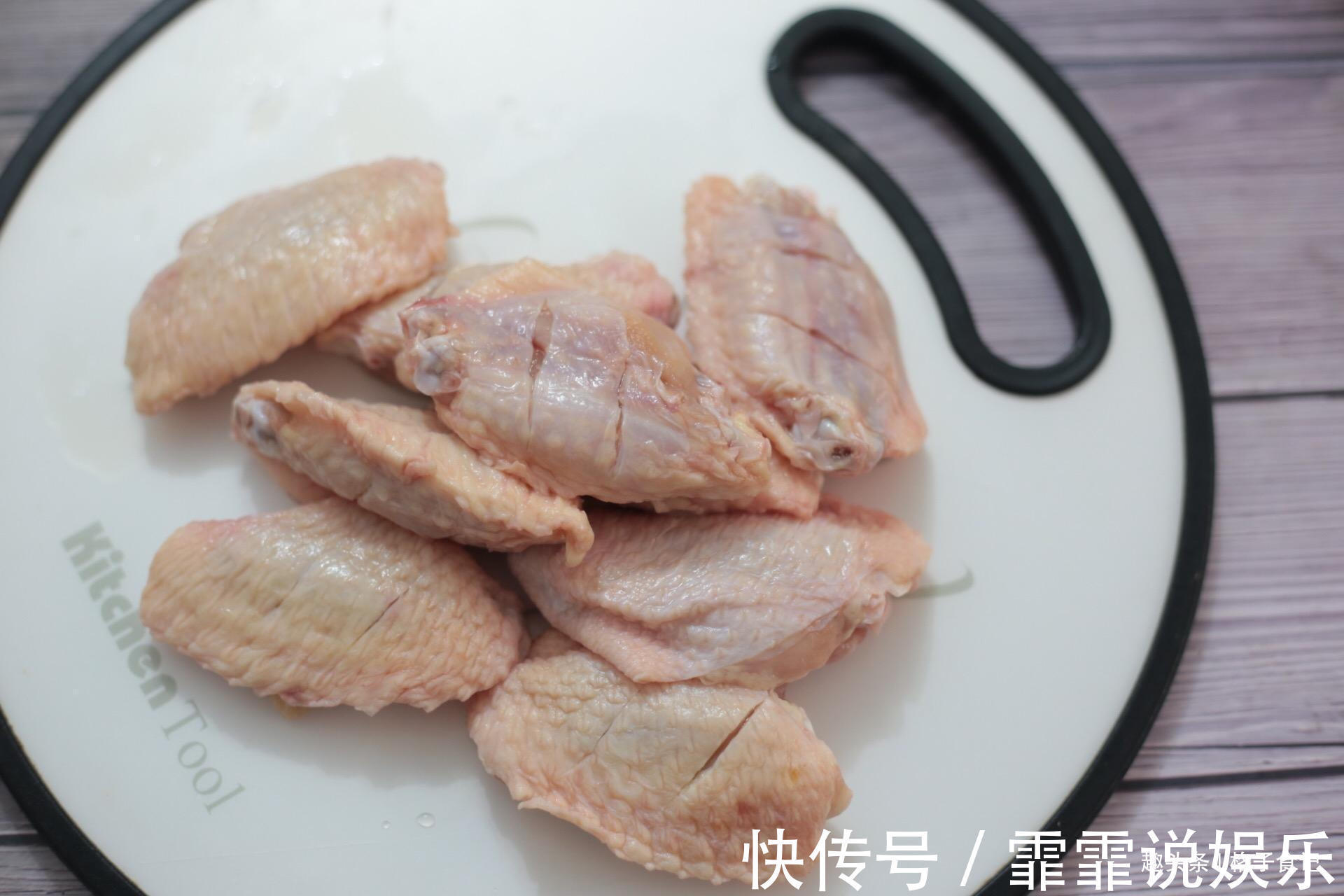 鸡翅最好吃的做法，不加一滴水，越煮越香，女儿一口气吃4个