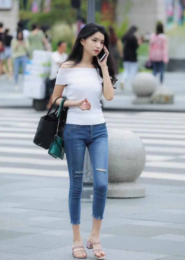 路人街拍,小姐姐气质温婉又恬静,穿一件纽扣露脐小背心,真迷人