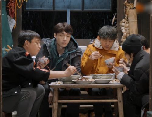 张艺兴化身“干饭人”,不顾碳水大口吃面,续面条的筷子细节亮了