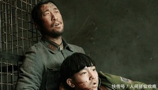 跳下去|电影八佰中抱着手榴弹跳下去的情节,感动了无数人,请问手榴弹为何不直接扔下去?