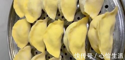 酸菜|正宗的东北酸菜馅饺子,酸菜中放上“它”一起拌,好吃停不下来!