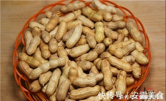 纸巾|剥花生米别手抠了，只需一张纸巾，2分钟就剥一大碗，又快不伤手