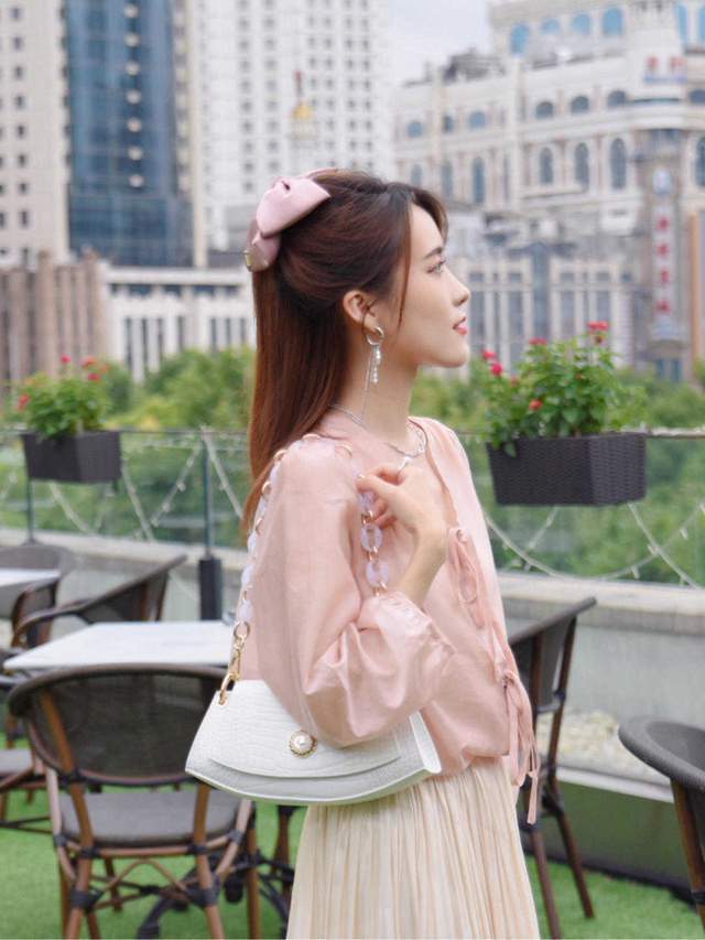 半身裙|日常通勤穿搭分享:白色衬衫配半身裙简约洋气,很适合2、30岁