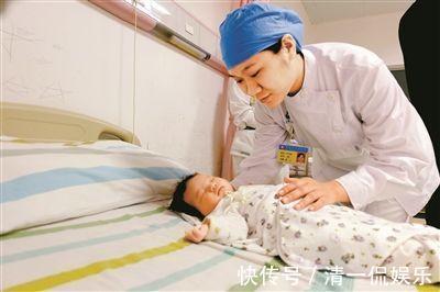 新生|宝宝出产房后,谁先抱能决定其命运第一个人很重要,不是迷信