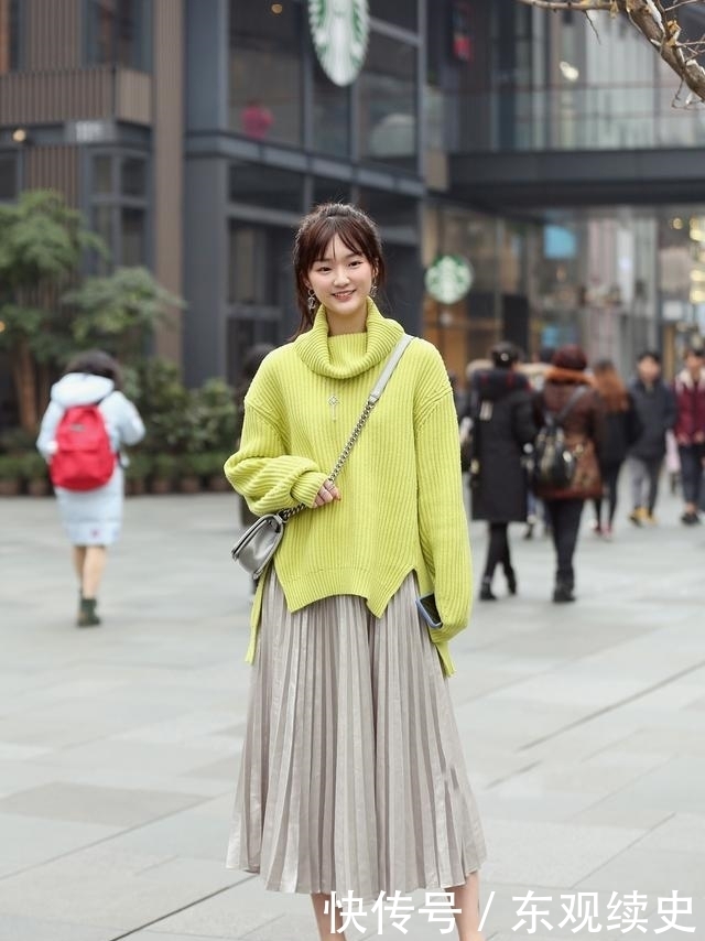 街拍：丰腴的身材，白皙的美腿，性感迷人不失韵味，很是吸引眼球