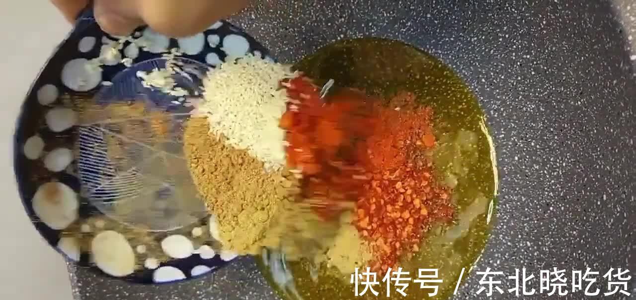 做香辣牛肉干时,切忌“生肉”直接入锅,多加一步,不柴又不硬!