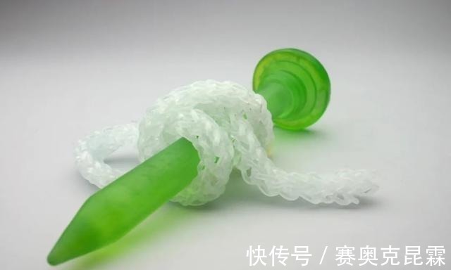 色彩#她是用玻璃雕塑“织毛衣”的第一人,这质感极其逼真!手太牛逼了