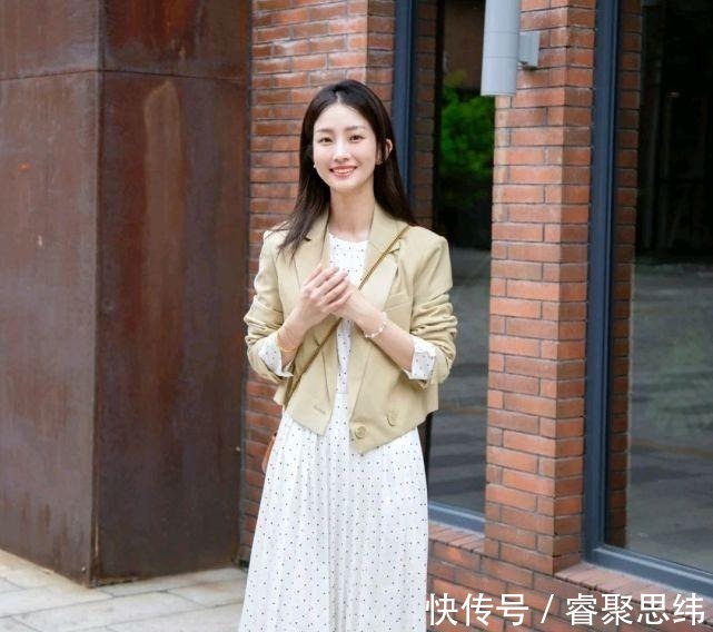 视觉效果 女人的服装穿搭很有讲究,可以穿上精致的裙装,轻松成为优雅女人