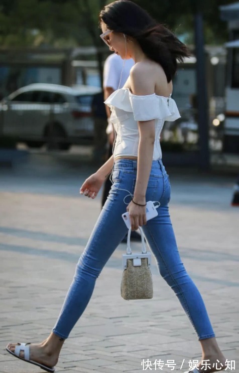 唯美 一字肩褶皱上衣搭配牛仔裤,这样搭既优雅又大方,轻松穿出时尚感