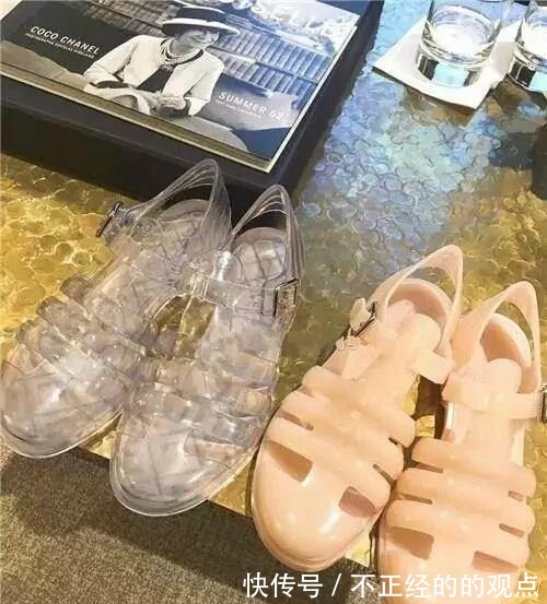 拖鞋|小时候的那些丑东西,现在尽然成为时尚达人的宠儿!