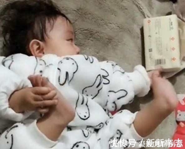 宝宝|2岁女宝宝想要“毛爷爷”,妈妈不给,结果宝宝飙演技了