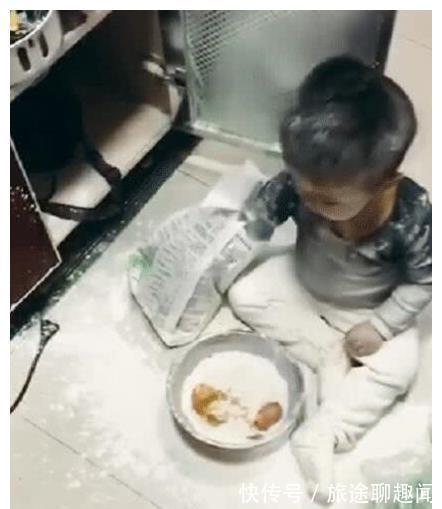 蛋糕|宝宝哭闹要吃蛋糕,妈妈没答应孩子自己动手做,网友:妥妥的吃货