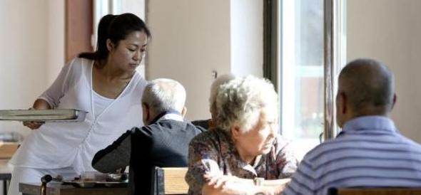 退休|首批“丁克夫妻”双双退休,有钱有闲没有儿孙,日子过得怎么样?