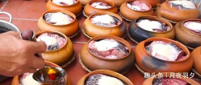 大爷|大爷推车卖“罐罐肉”,30元一罐,路人抢着要,邻摊人傻钱多