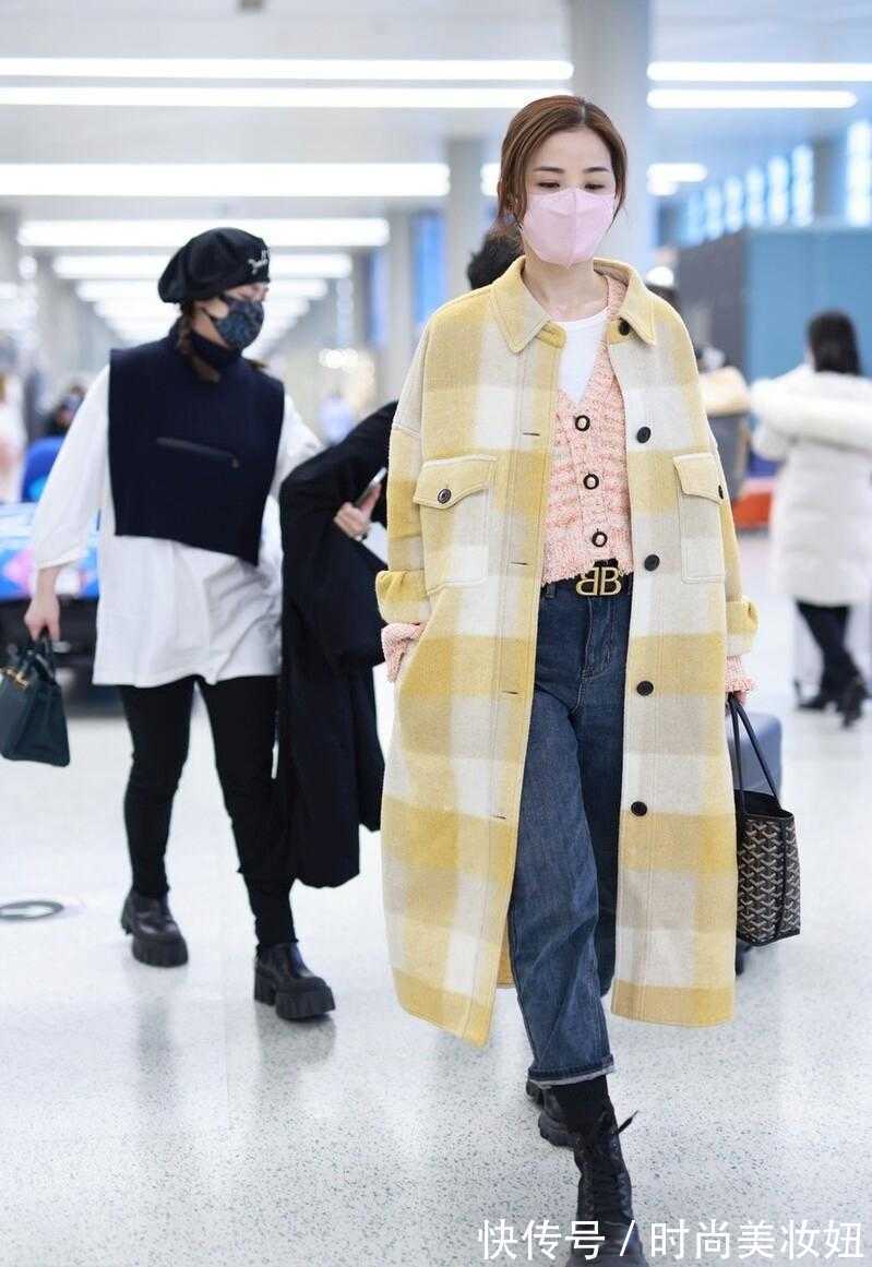 小姐姐 阿Sa也太会穿了吧!黄色格纹大衣叠穿针织开衫,甜美又洋气