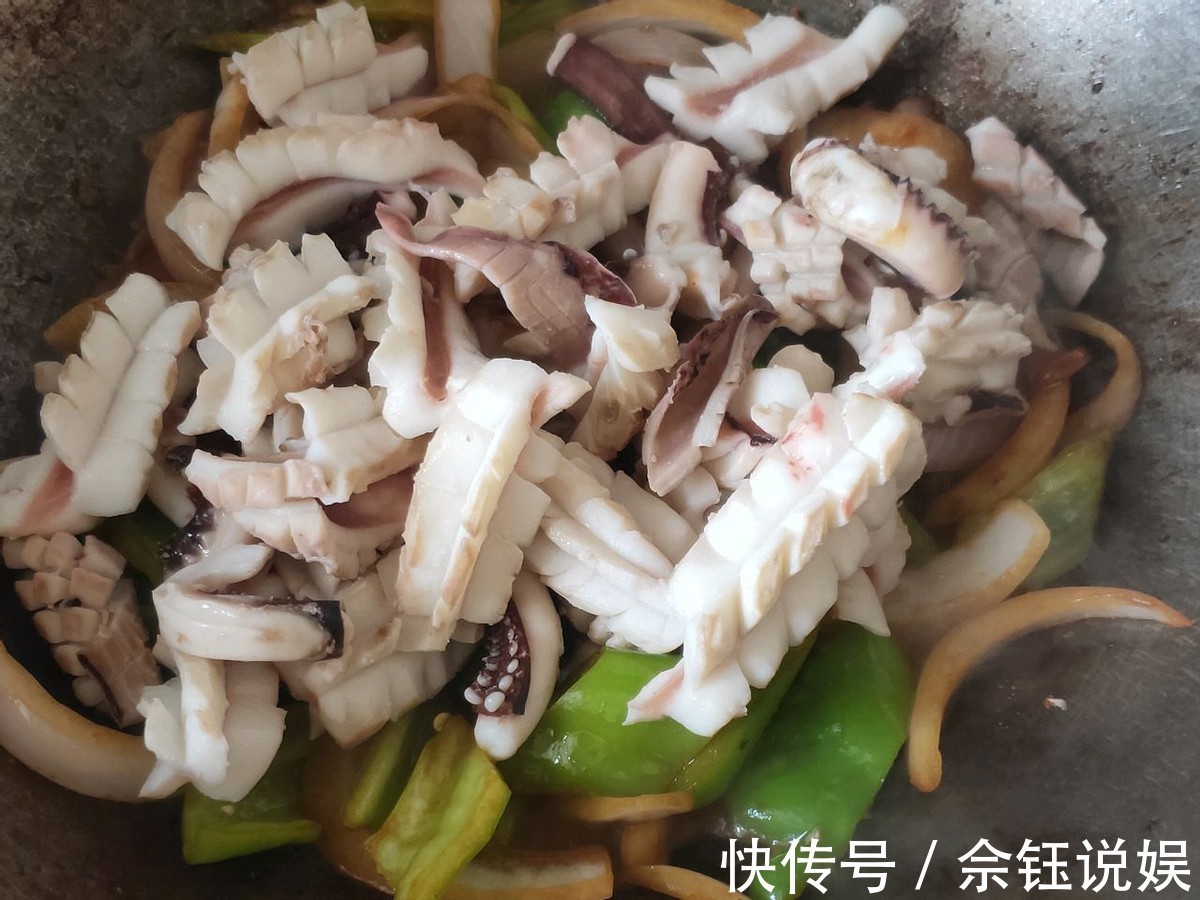美味|自制美味的炒鱿鱼,味道鲜美可口,比街边的铁板鱿鱼还好吃