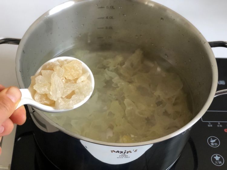 南瓜银耳汤,味道酸甜好吃,适合女生的甜汤