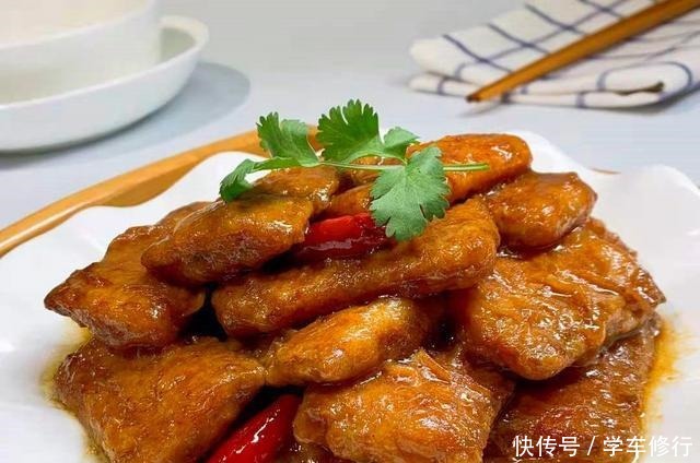 做带鱼时,直接清洗可不对,多加一勺它泡一下,洗得干净没腥味!