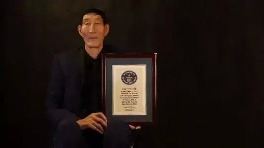 第一男|中国第一男巨人鲍喜顺:12年前不听医生建议生下儿子,如今怎样了