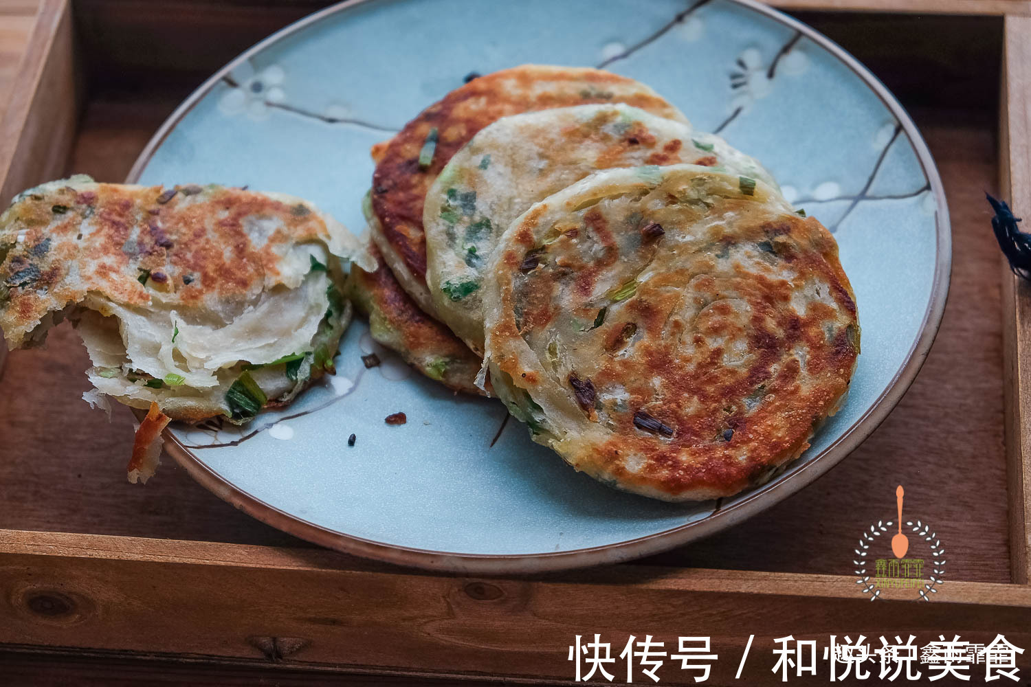 葱花饼大人孩子都爱吃，层次分明，凉了也不硬，酥脆掉渣真过瘾！