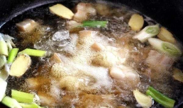 炖肉出的白沫,是营养还是脏东西切记这一步,猪肉鲜嫩无腥味