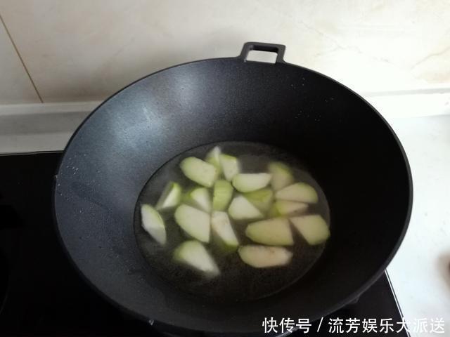 悄悄|1个女人的精致晚餐,悄悄走红朋友圈人到中年,优雅是一种态度