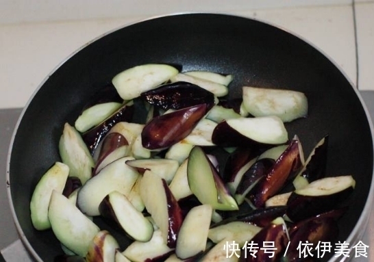 炒茄子先放油是不对的！饭店大厨：茄子不油腻不发黑，有诀窍