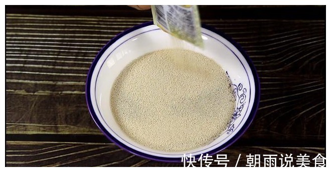 蒸包子除了放酵母粉以外，再多放入1样食材，包子暄软有弹力，香