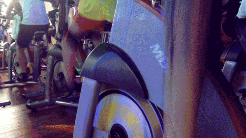 肌肉|俩肌肉小伙健身房PK，次日尿液呈酱油色，练出了肌肉溶解症