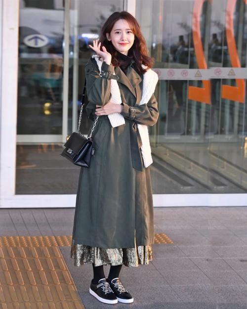 刘雯的“风衣＋毛衣”火了，时髦气质又高级，不学可惜