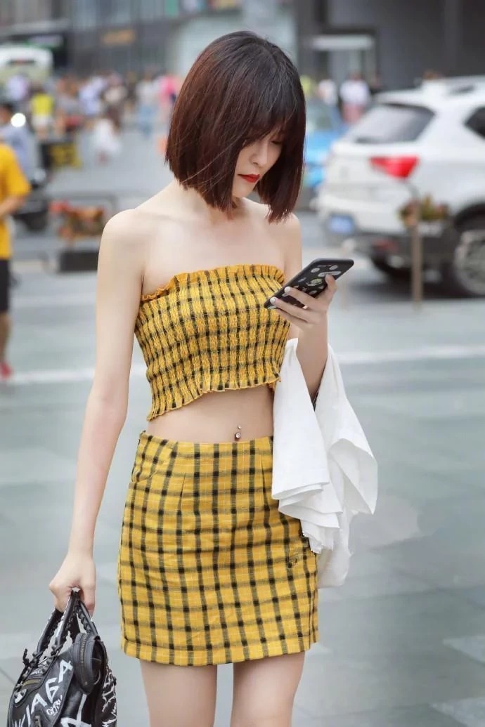 美女|美女街拍:俏丽性感的美女街拍干练洒脱的美女,穿出紧致身材