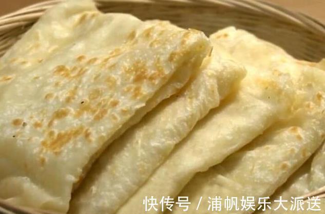 烙饼时,直接烙是大错特错,9成人都弄错了,难怪饼不筋道还很硬
