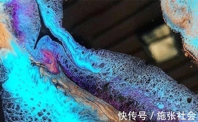 颜料#从未学过画画的美女,28岁喜欢玩颜料,一天卖画30万,自嘲是瞎画