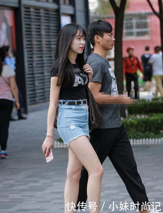 街拍:美女与男朋友逛街, 穿“牛仔短裙”秀身材, 展现“青春活力”